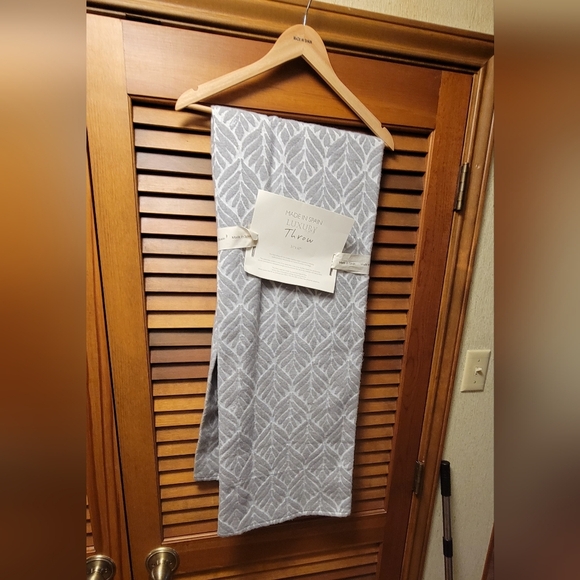 Made in Spain Luxury Gray Throw Blanket 51x67" w Wooden Hanger New - Picture 1 of 6